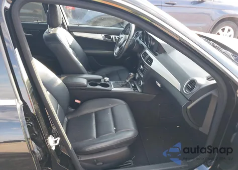 2013 Mercedes-Benz C 300 Sport 4Matic z USA, uszkodzony, nr VIN WDDGF8AB4DR285174